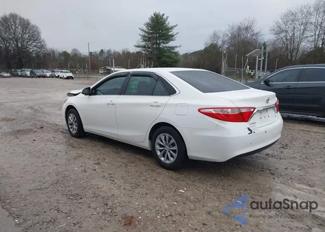 2015 Toyota Camry Le z USA, uszkodzony, nr VIN 4T1BF1FK0FU098160